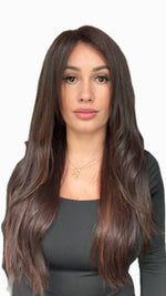 Raw Hair Wig SIENNA – 13x6 HD Lace | 20" | 180% Dichte | Chocolate Brown mit warmen Highlights | Glatt (Straight)
